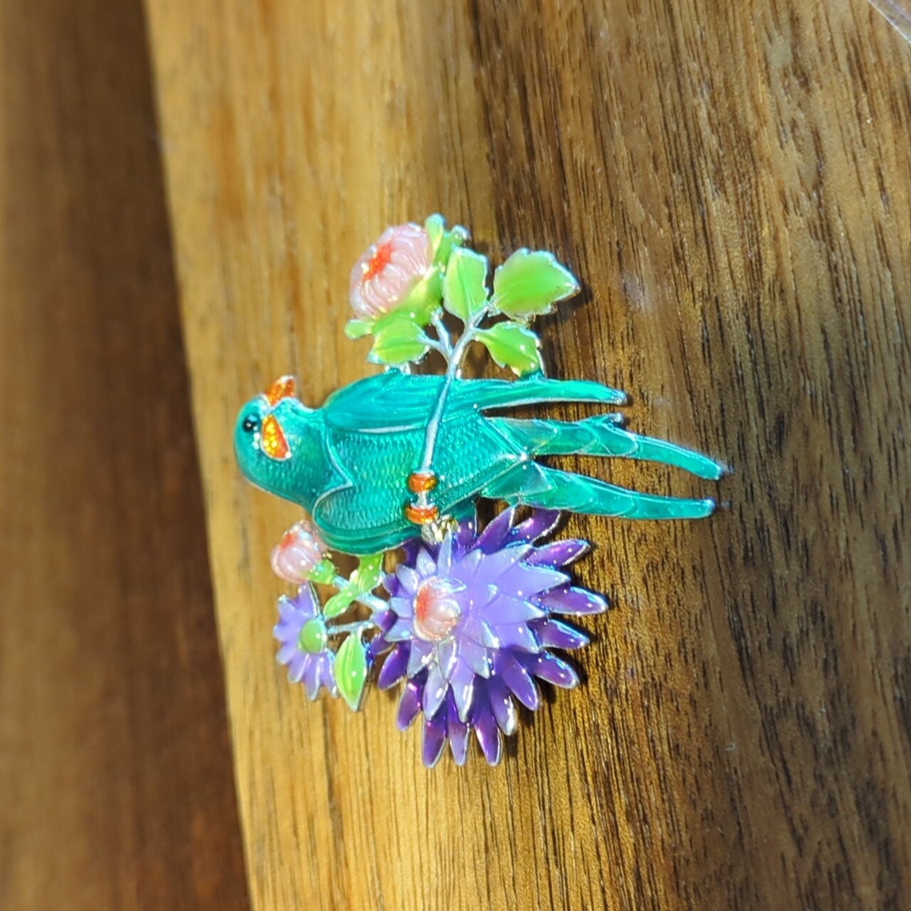 Vintage MJ Enamel‎ Stamped Gold Parrot Brooch Tropical Bird Pin